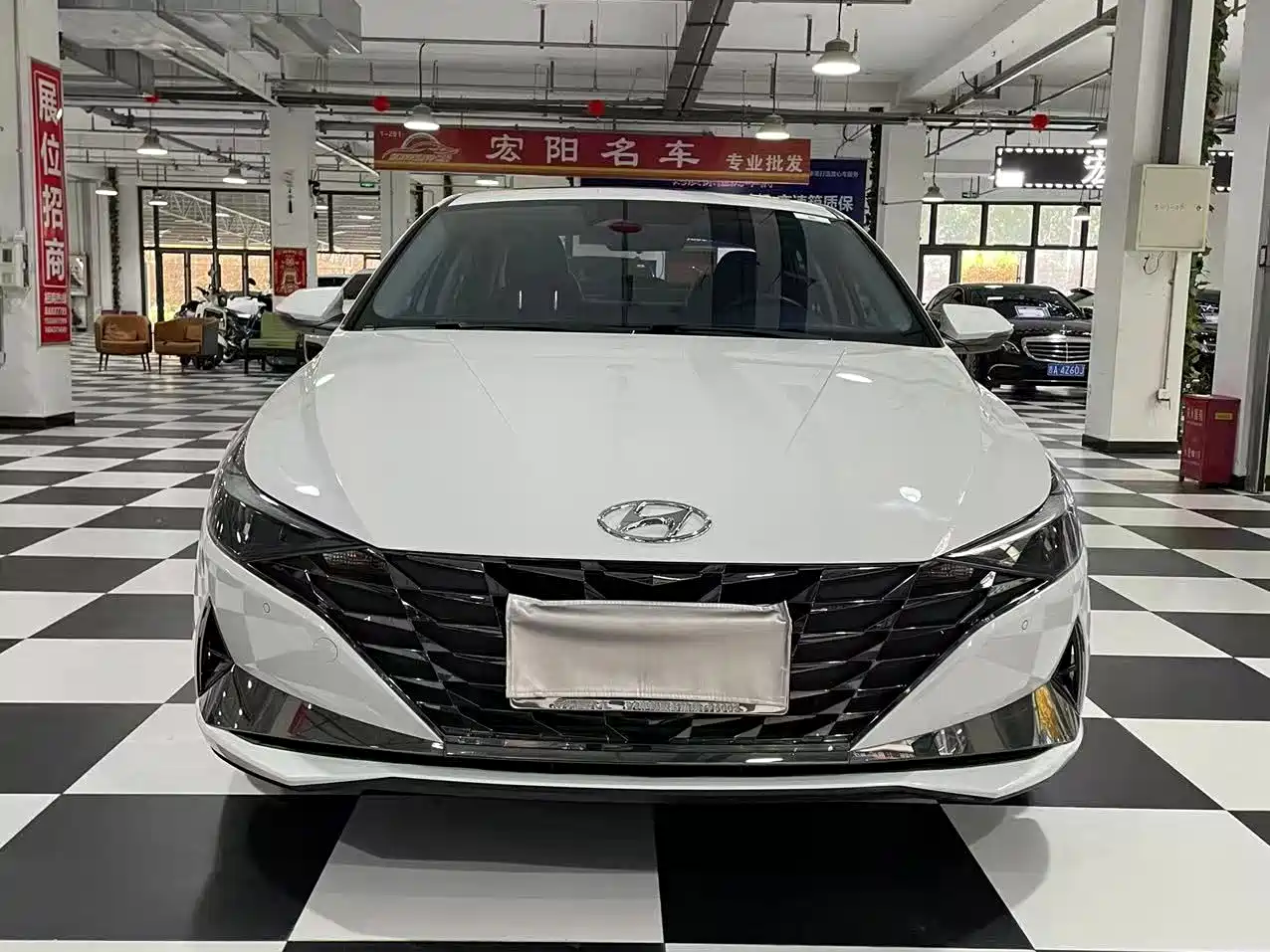 Hyundai Elantra 2022 1.5L CVT LUX Premium Edition фото 3