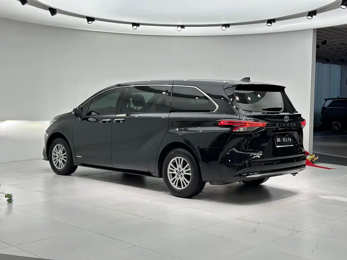 Toyota Sienna 2021 2.5L Hybrid Premium Edition фото 13