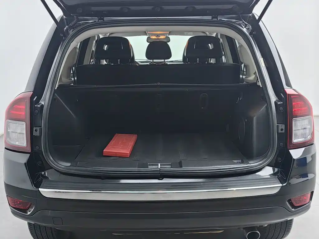 Photo 16 - Jeep Compass (Import)