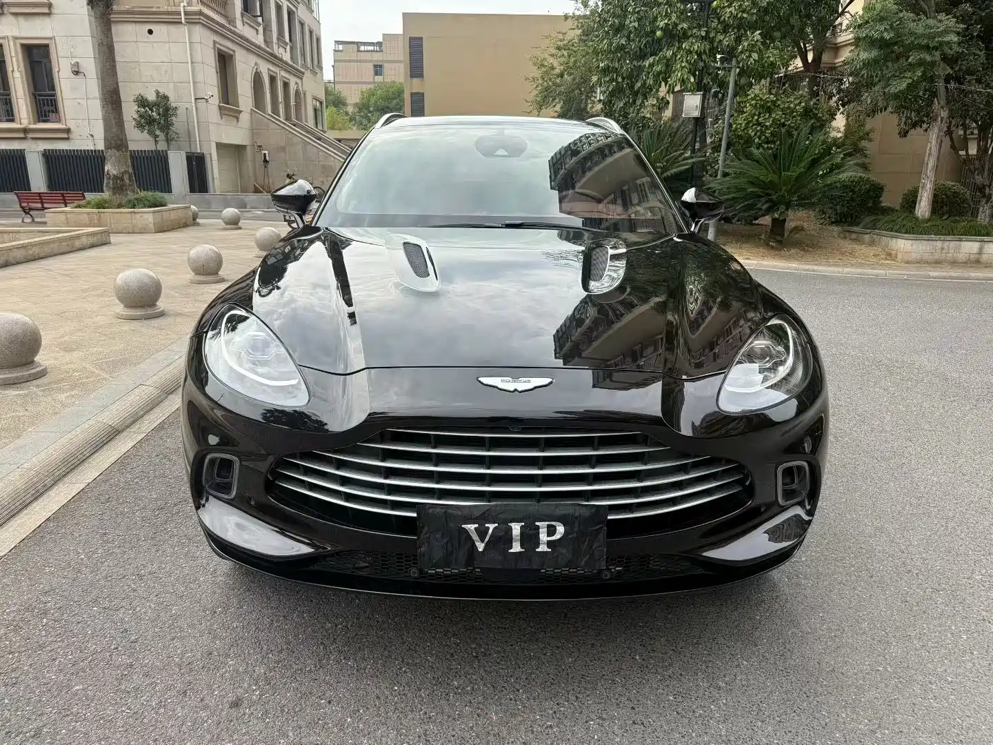 Фото 2 - Aston Martin DBX