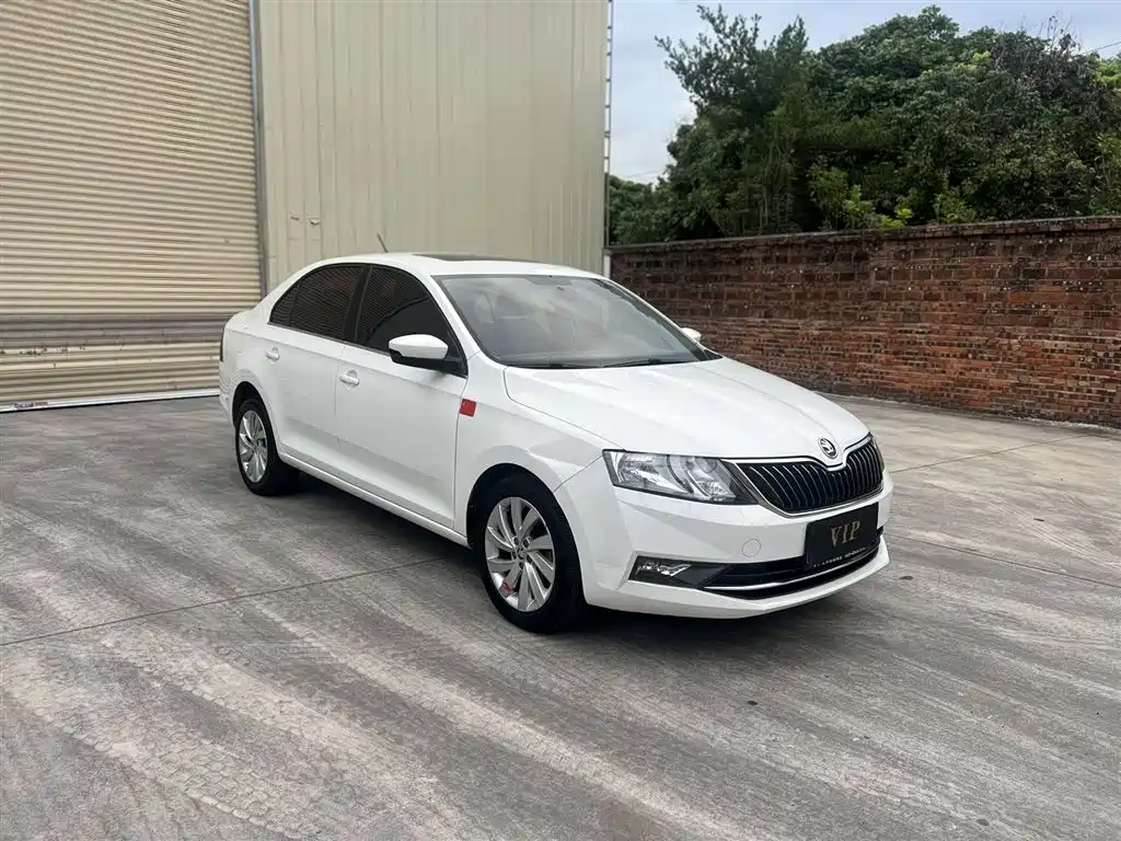 Škoda Rapid 2018 1.6L Automatic Comfort Edition фото 3