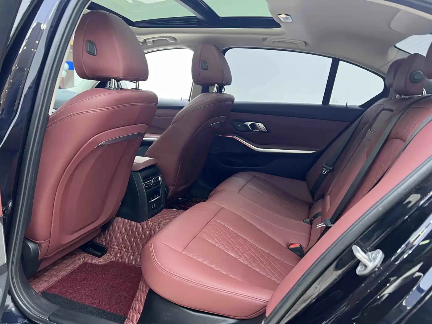 BMW 3 Series 2024 325Li M Sport Shadowline Package фото 15