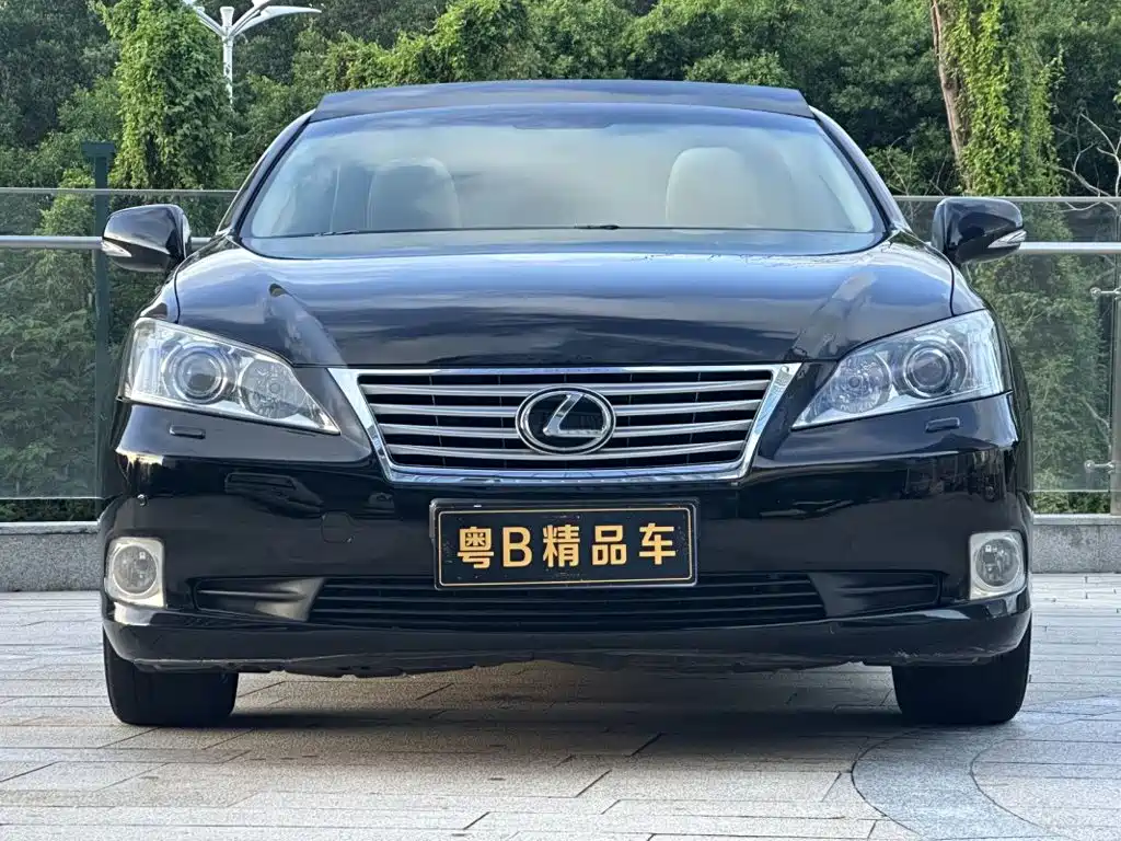 Фото 2 - Lexus ES