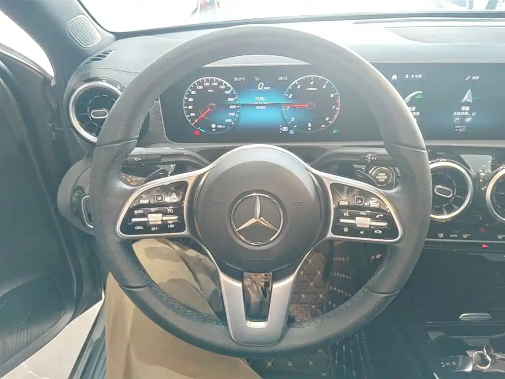 Mercedes-Benz A-Class 2019 Facelift A 200 L фото 11