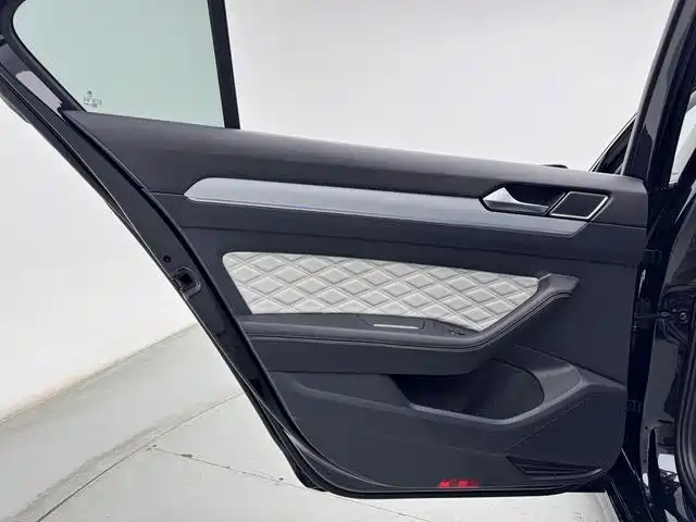 Volkswagen Magotan 2023 Model 2 Million Commemorative Edition 330TSI DSG Luxury фото 23