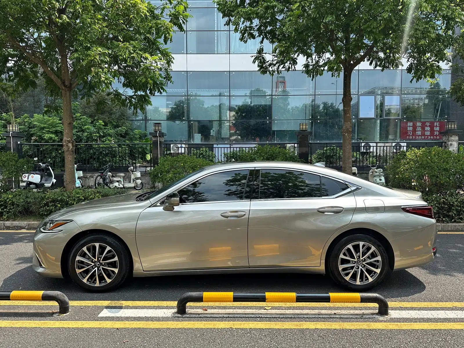 Photo 4 - Lexus ES