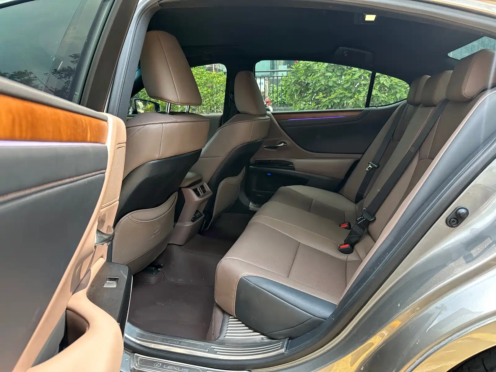 Photo 5 - Lexus ES