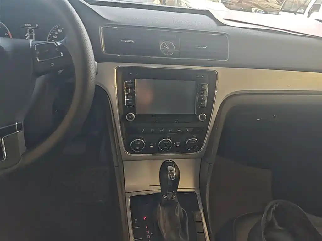 Volkswagen Passat 2015 1.8TSI DSG Honor Edition фото 13