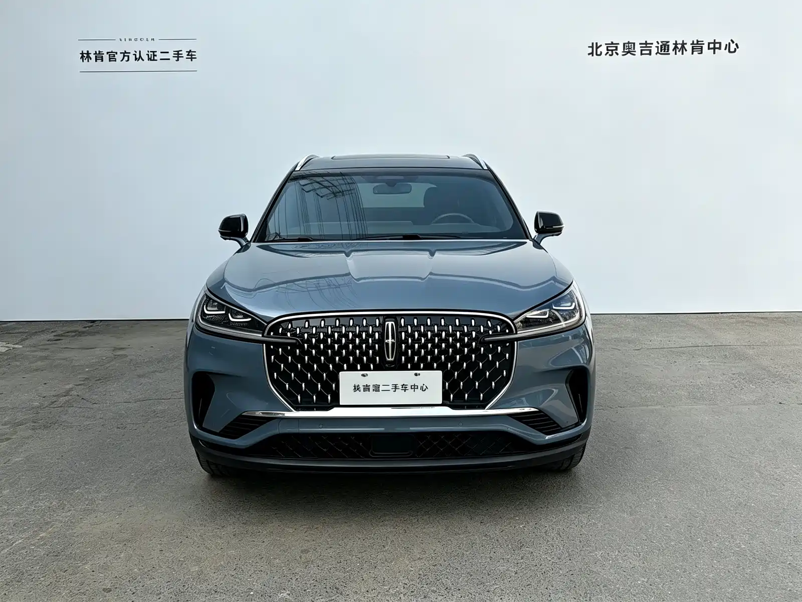 Photo 2 - Lincoln Aviator