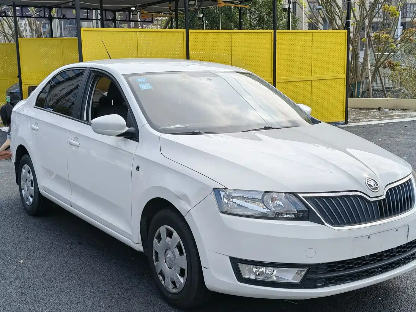 Škoda Rapid 2015 1.6L Manual Joy Selection фото 14
