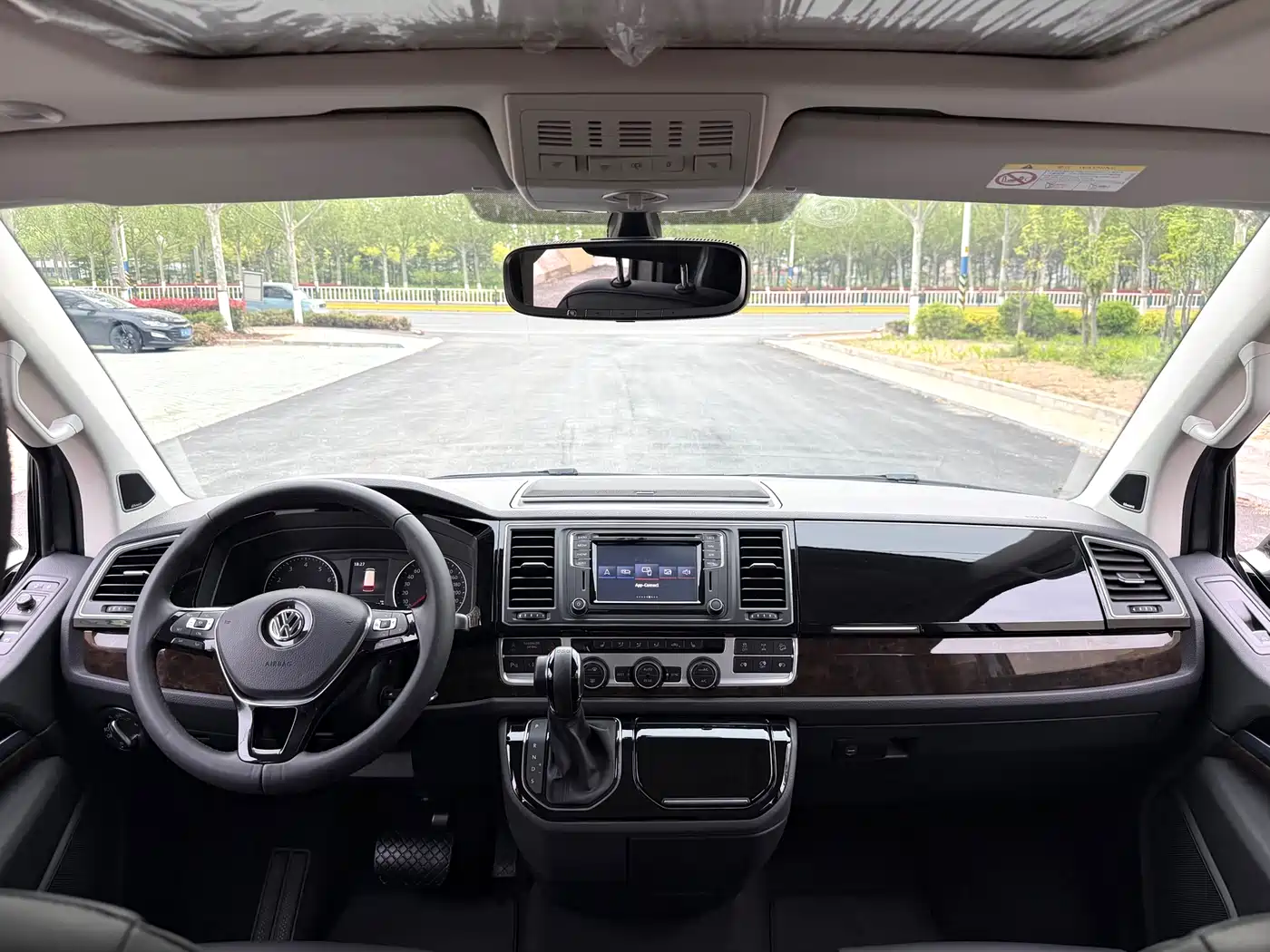 Volkswagen Multivan 2018 2.0TSI 4WD Explorer Edition 7-Seater фото 7