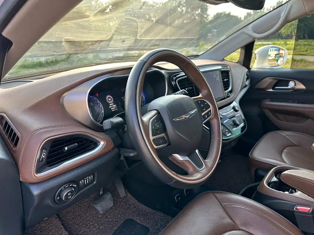 Chrysler Grand Voyager (Import) 2019 2017 3.6L Premium Edition