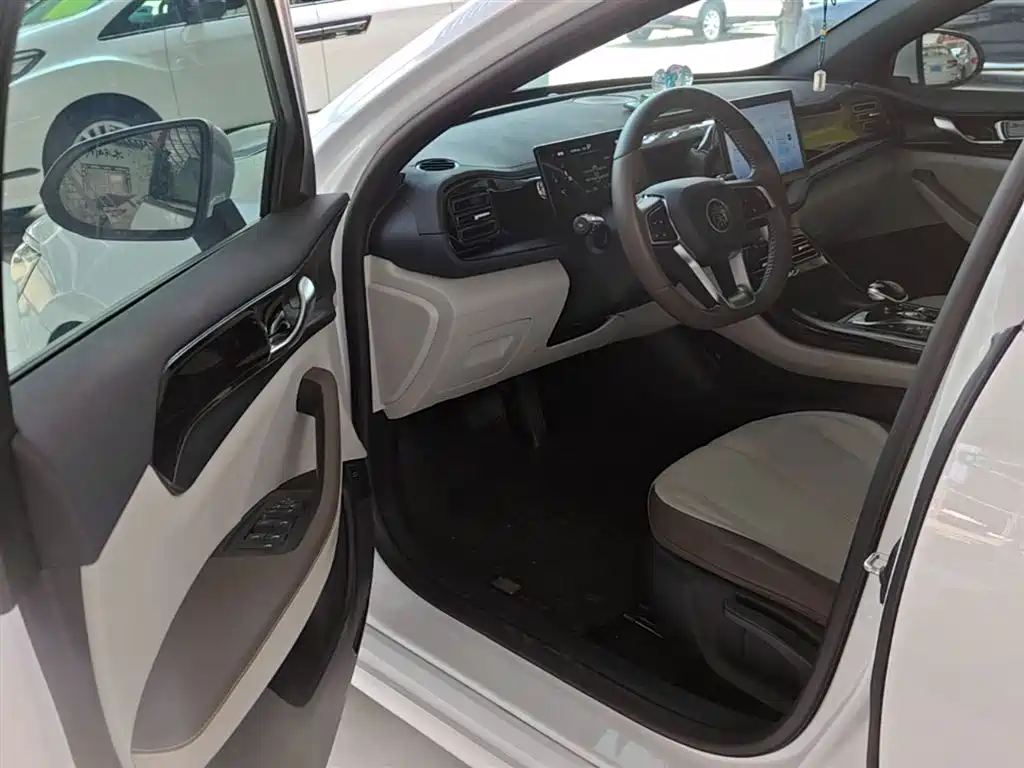 BYD Qin PLUS 2024 Glory Edition DM-i 55KM Leading фото 16