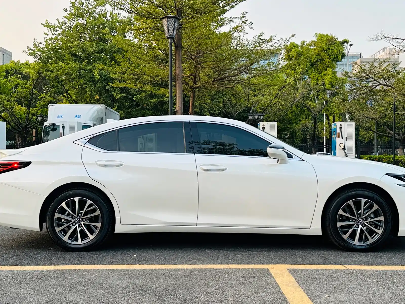 Photo 12 - Lexus ES