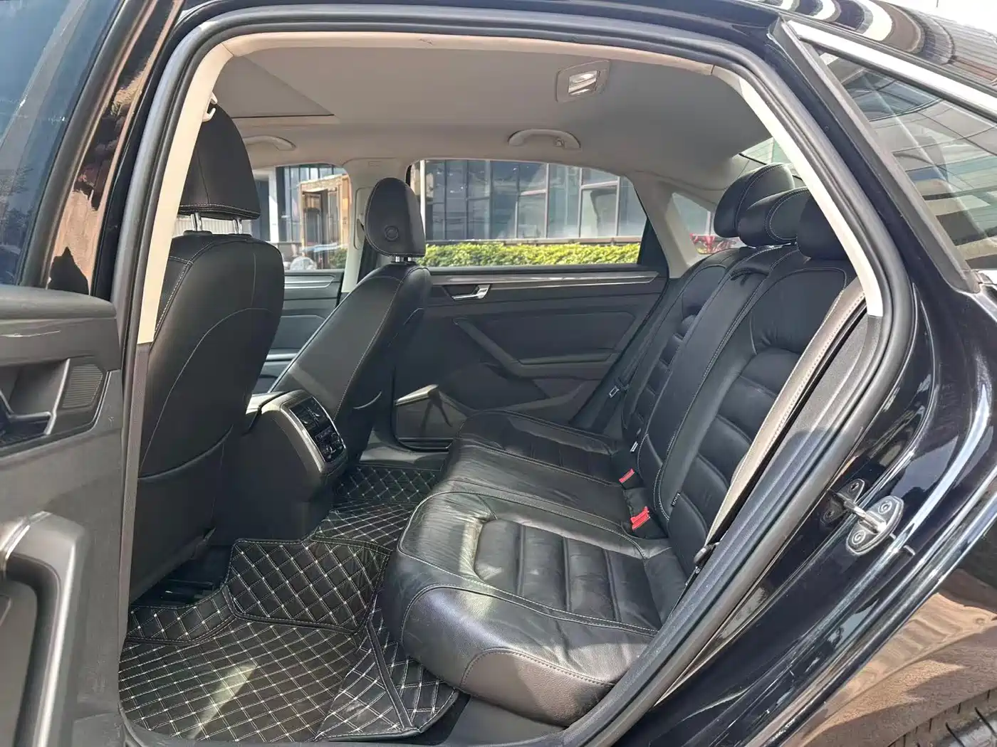Volkswagen Passat 2016 330TSI DSG Honor Edition фото 8