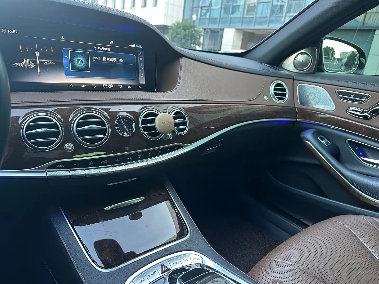 Photo 28 - Mercedes-Benz S-Class
