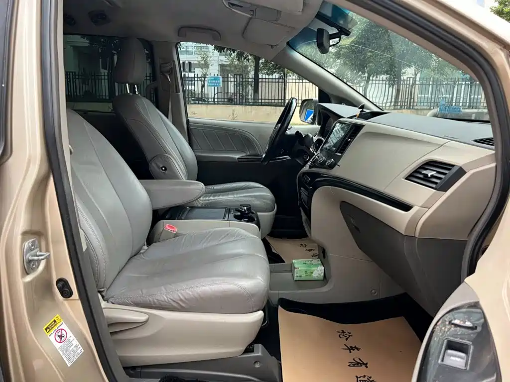 Фото 19 - Toyota Sienna