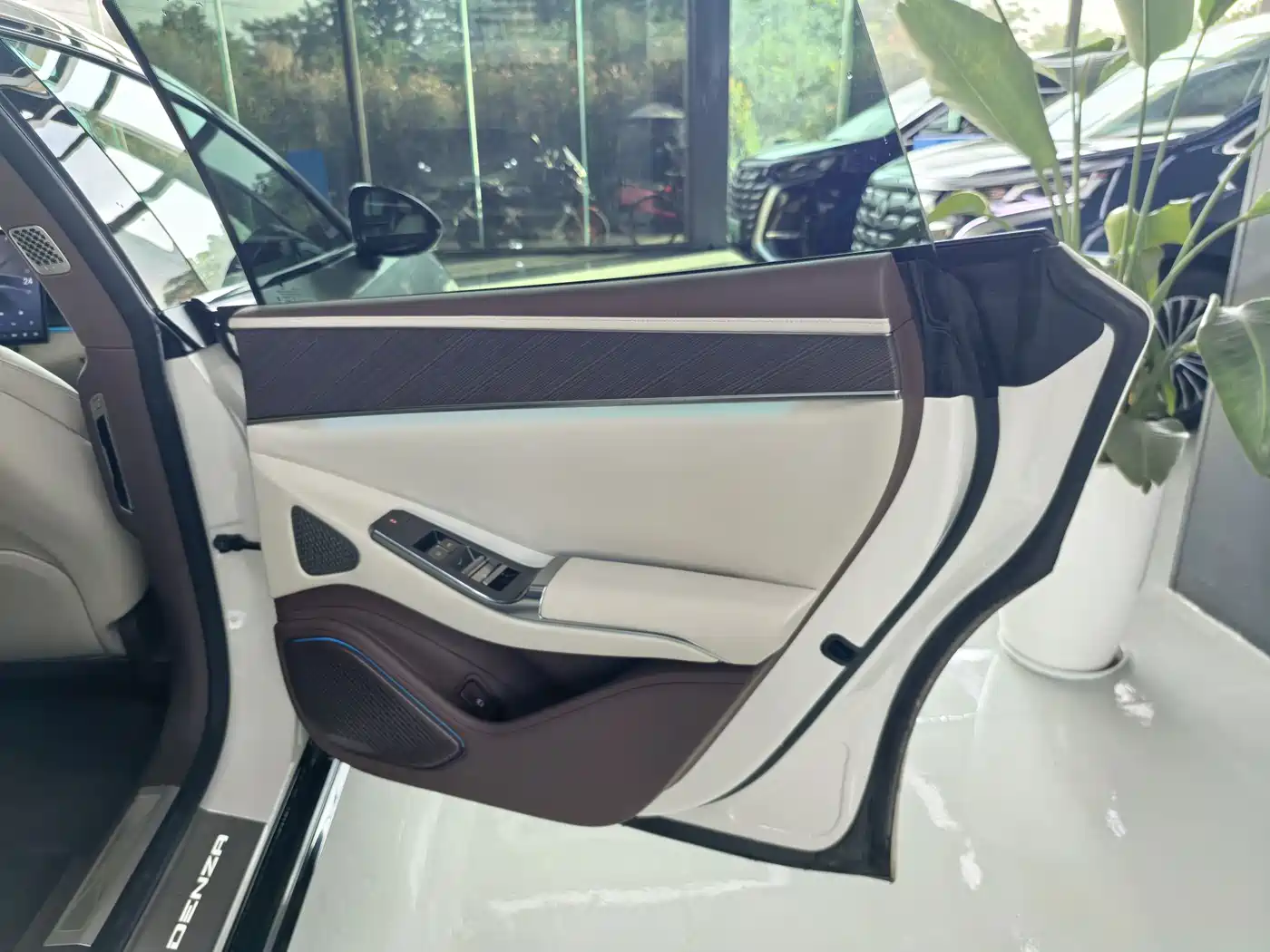Denza Z9GT 2024 1100 AWD Ultra Edition фото 16