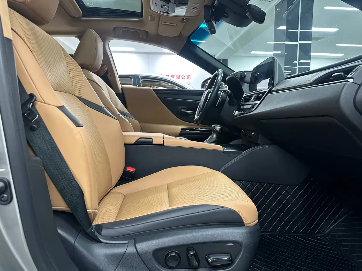 Lexus ES 2021 300h Excellence Edition фото 13
