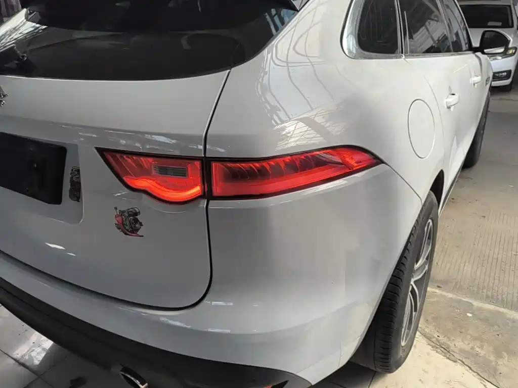 Фото 8 - Jaguar F-PACE