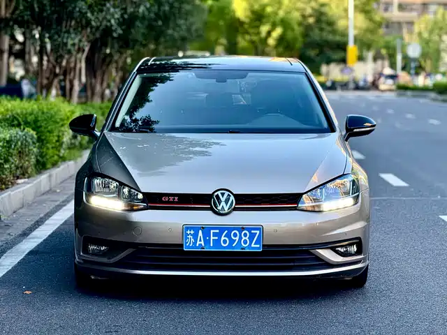 VOLKSWAGEN GOLF