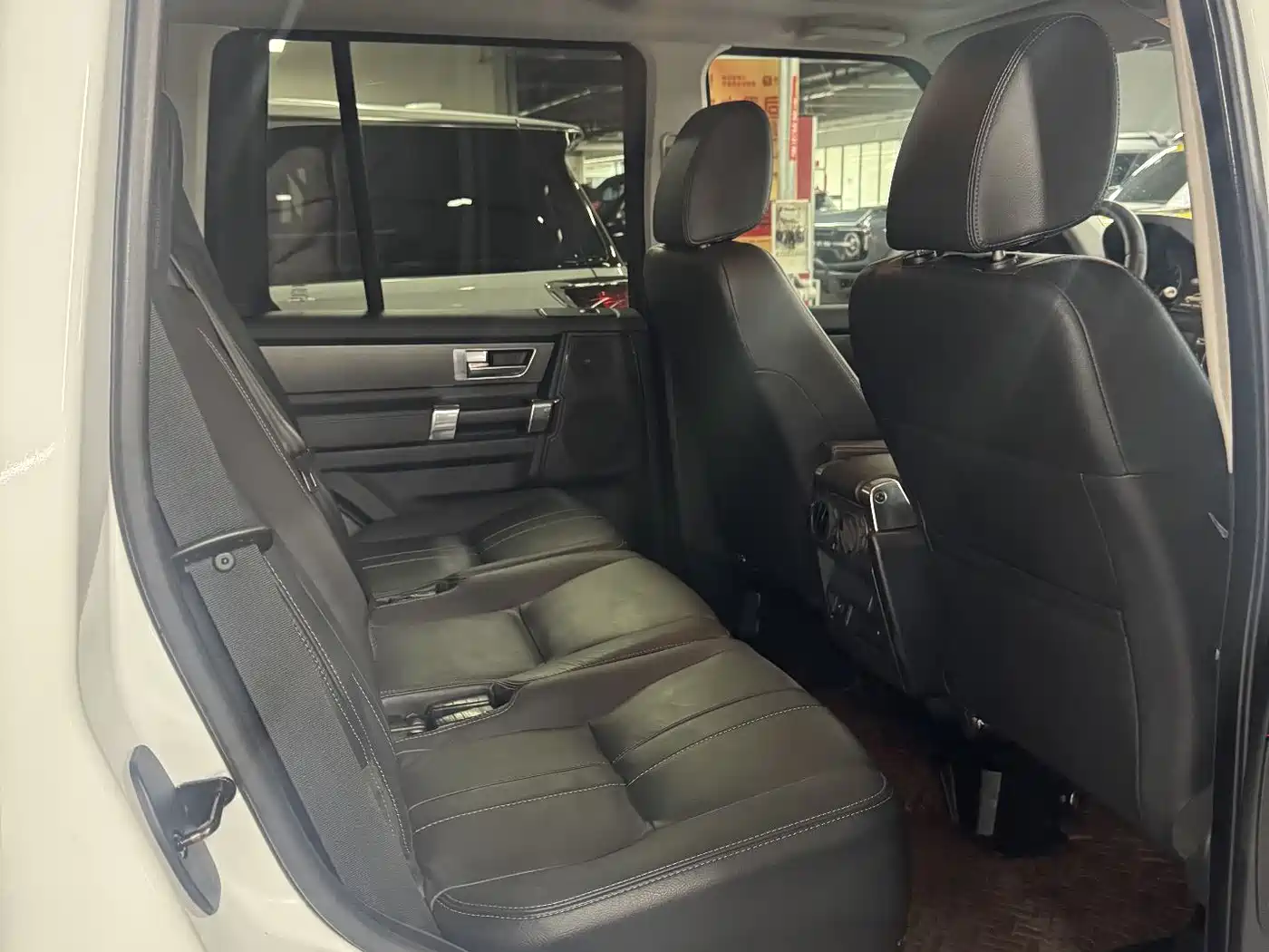 Land Rover Discovery 2015 3.0 SC V6 HSE фото 16