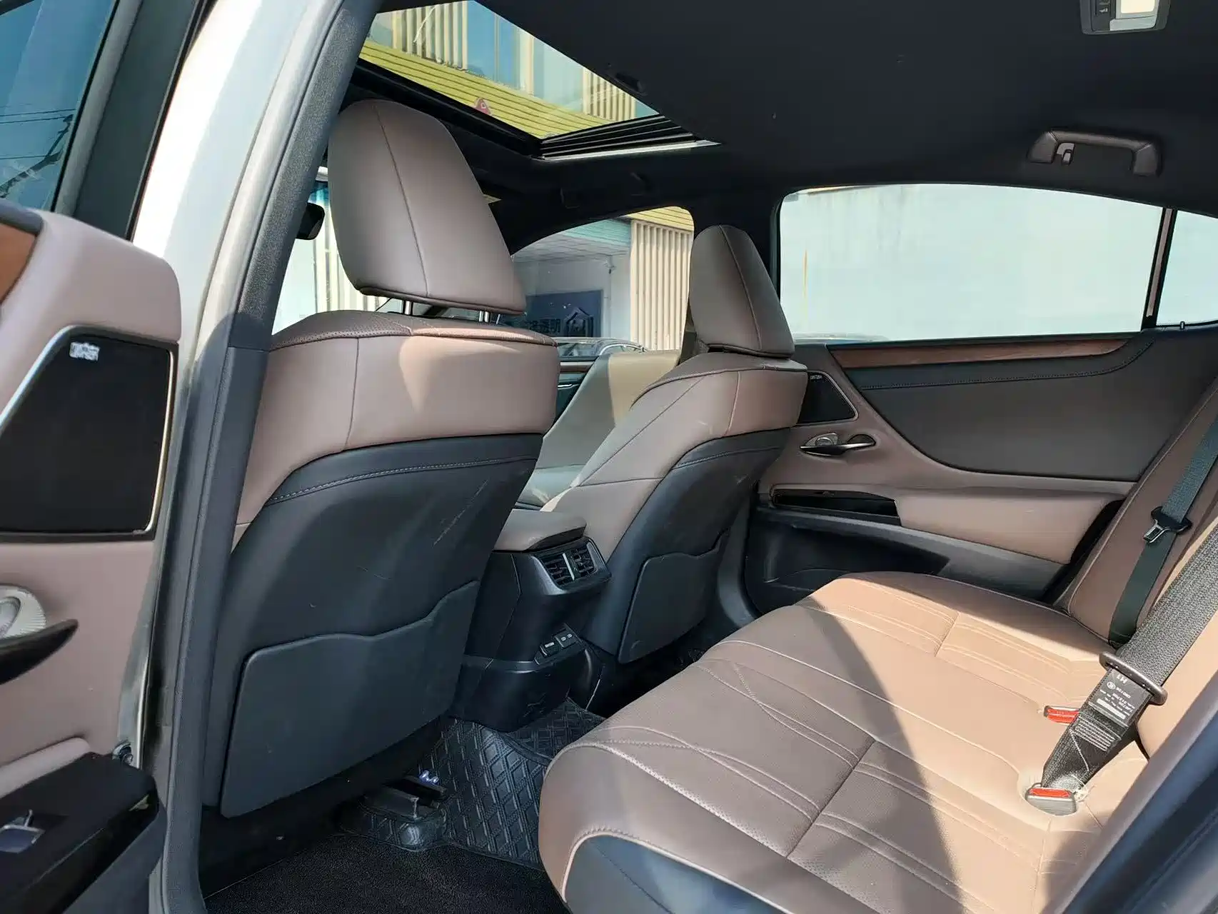 Фото 6 - Lexus ES