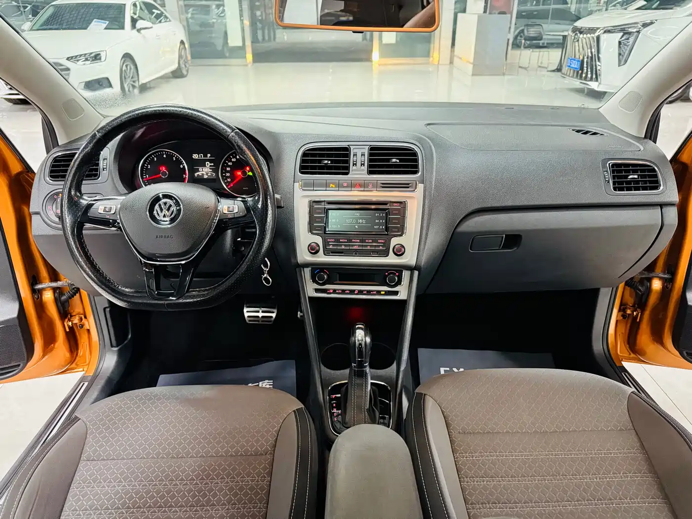 Volkswagen Polo 2014 1.6L Cross Polo Automatic фото 10