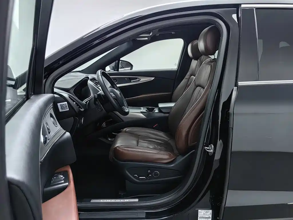 Photo 10 - Lincoln MKX