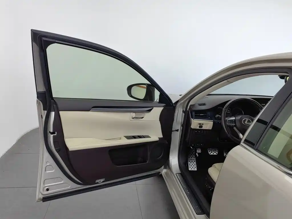 Фото 8 - Lexus ES