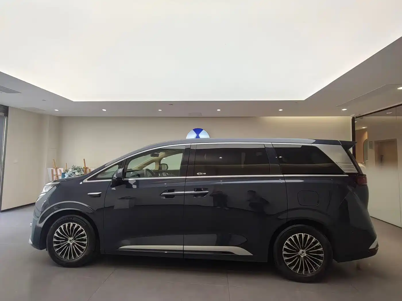 Denza D9 2025 2025 Model DM-i Smart Drive Edition 1020 AWD Flagship