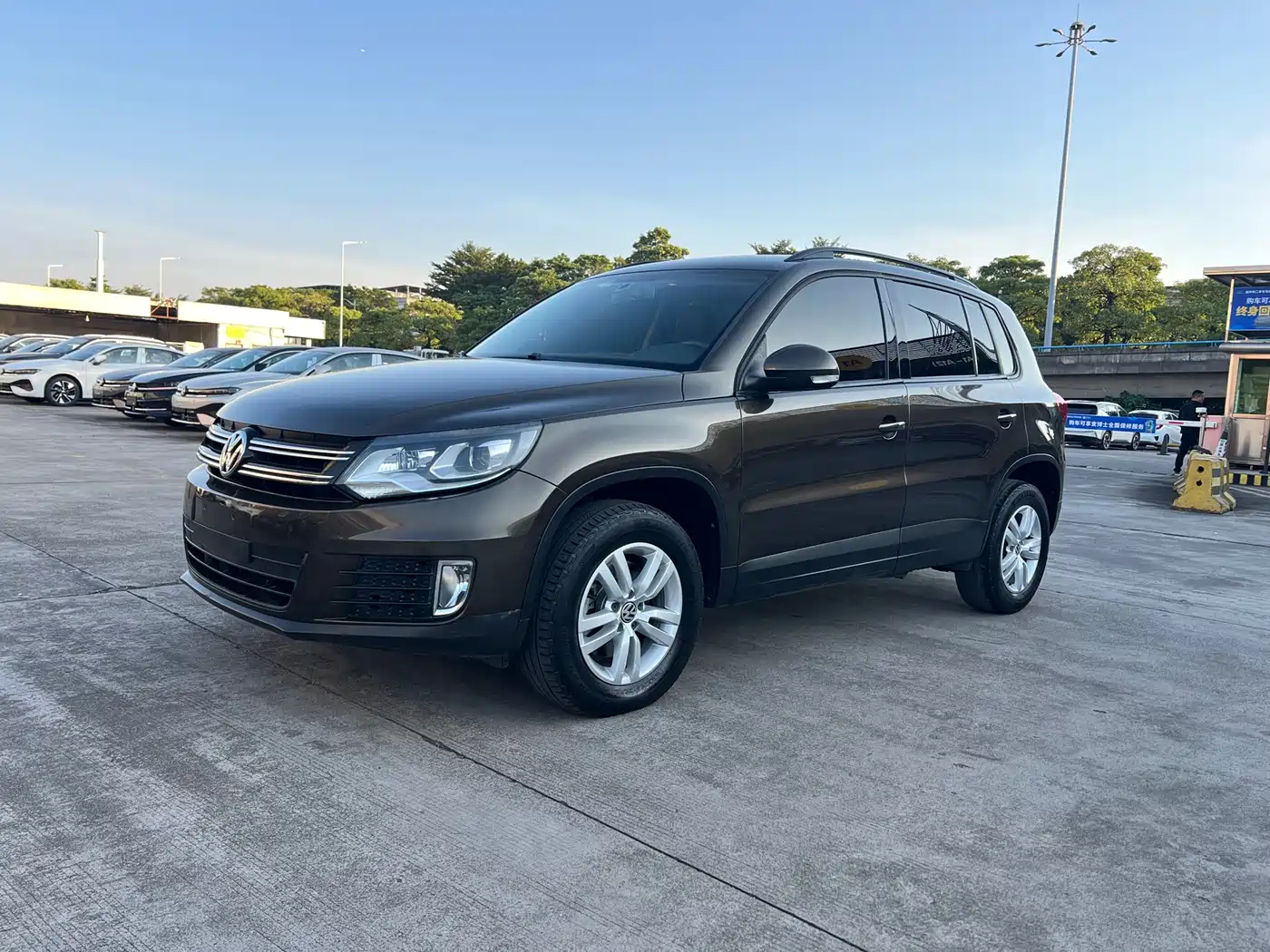 VOLKSWAGEN TIGUAN