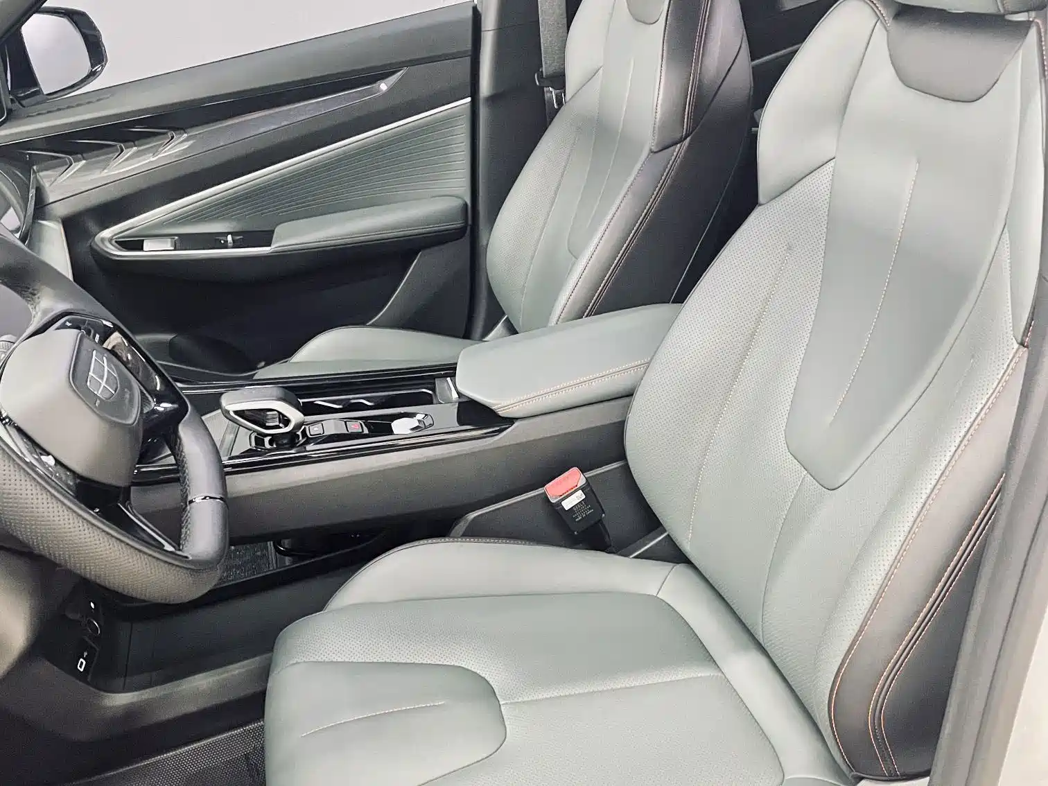 Фото 9 - Geely Atlas