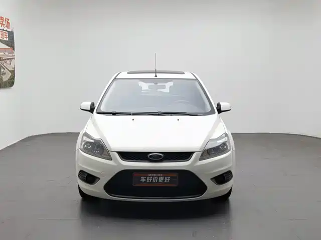 Ford Focus 2013 Hatchback Classic 1.8L Auto Million Edition — фото 3