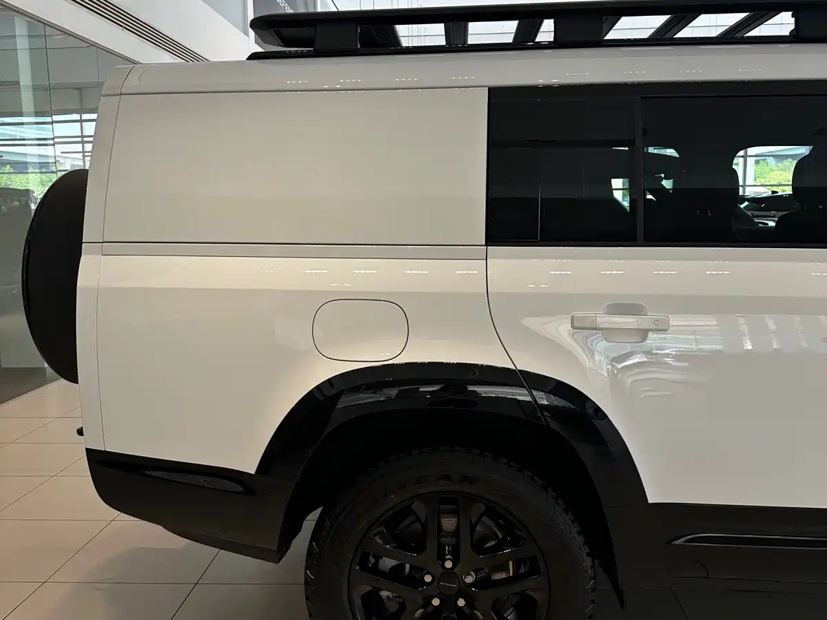 Land Rover Defender 2026 Model 130 3.0T P400 Expedition Special Edition фото 5