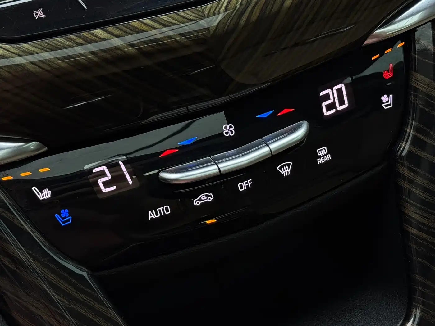 Photo 15 - Cadillac XT6