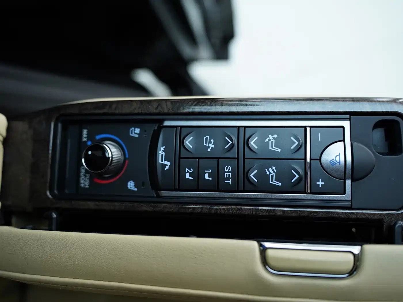 Toyota Vellfire 2019 Hybrid 2.5L HV Premium Edition фото 17