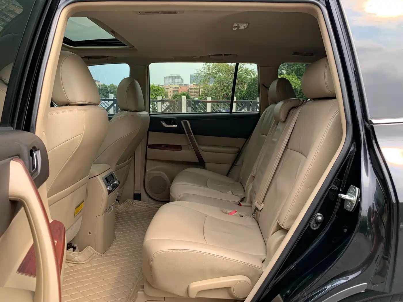Toyota Highlander 2012 2.7L 2WD 7-Seater Luxury Edition фото 15