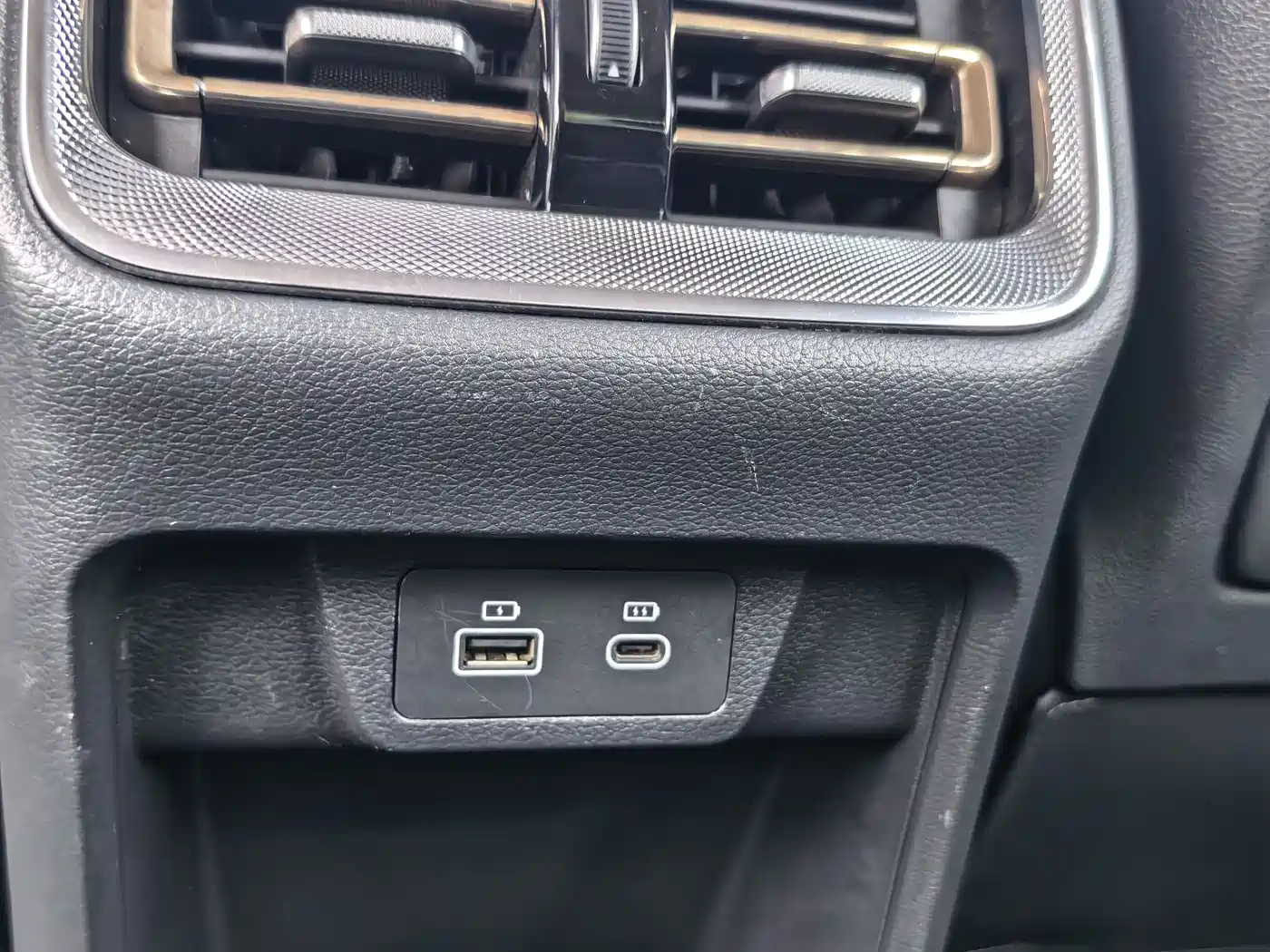 Hongqi H5 2024 1.5T DCT Smart Connect Flag Rhythm Edition фото 24