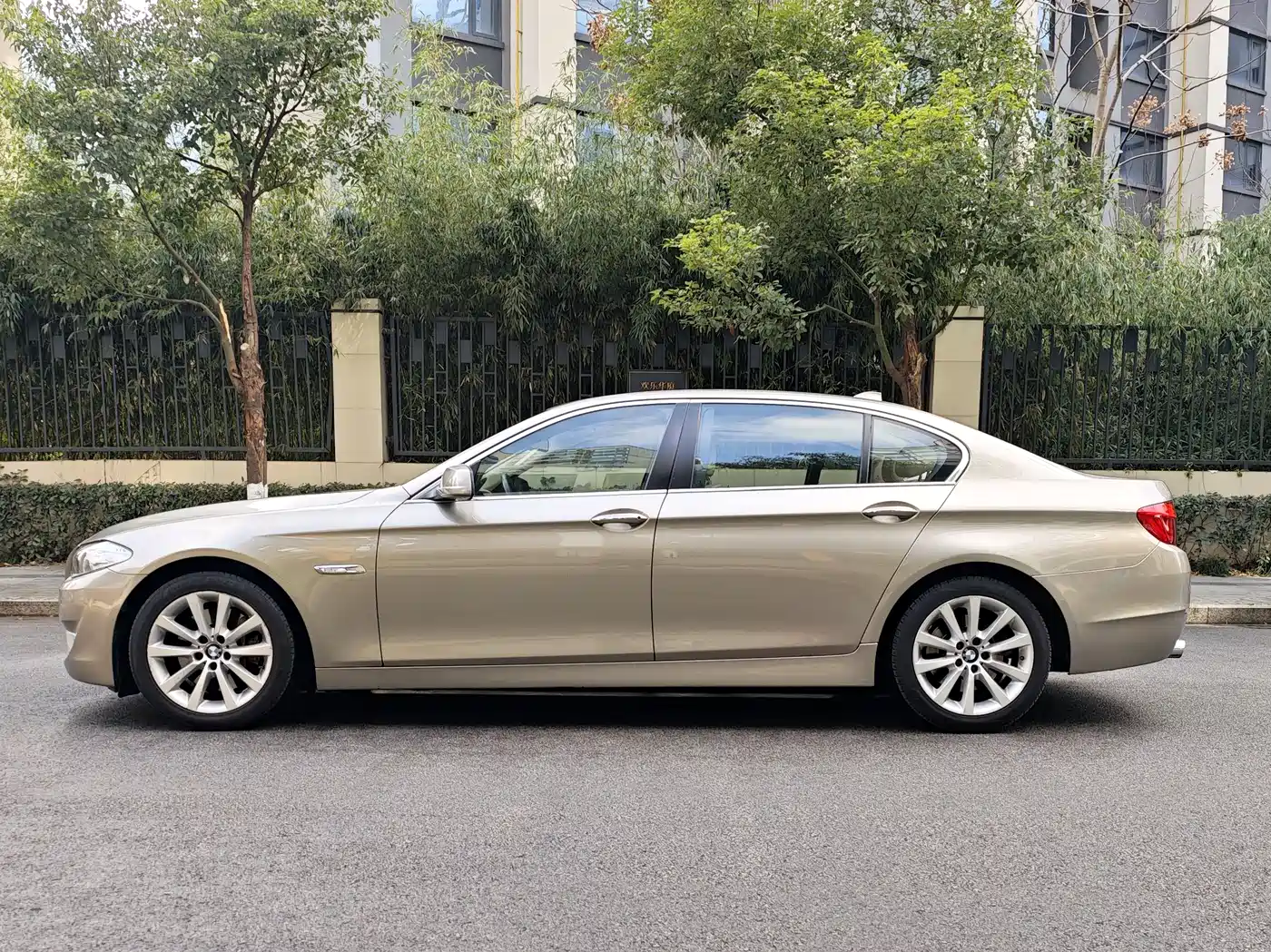 BMW 5 Series 2011 535Li Leading фото 2
