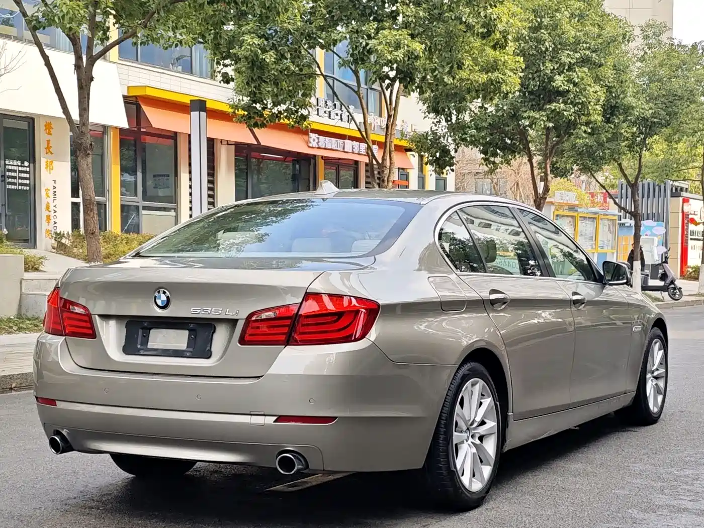 BMW 5 Series 2011 535Li Leading фото 5