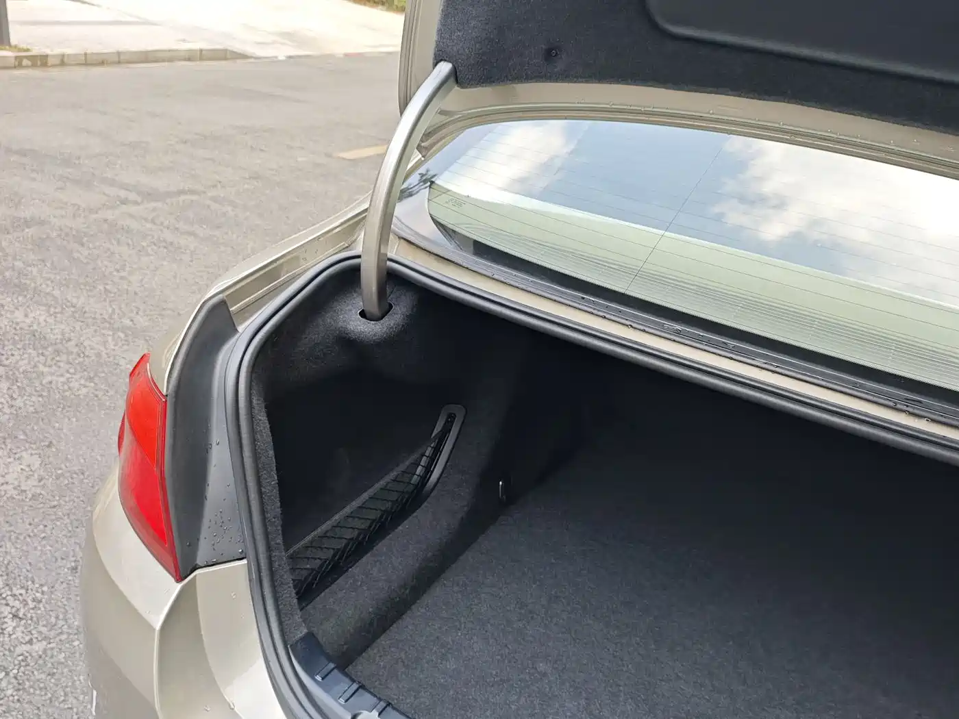 BMW 5 Series 2011 535Li Leading фото 24