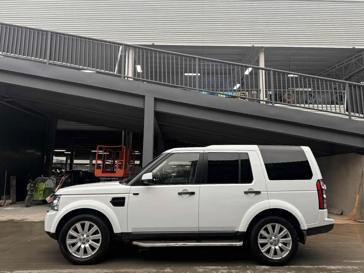 Land Rover Discovery 2013 5.0 V8 SE фото 9