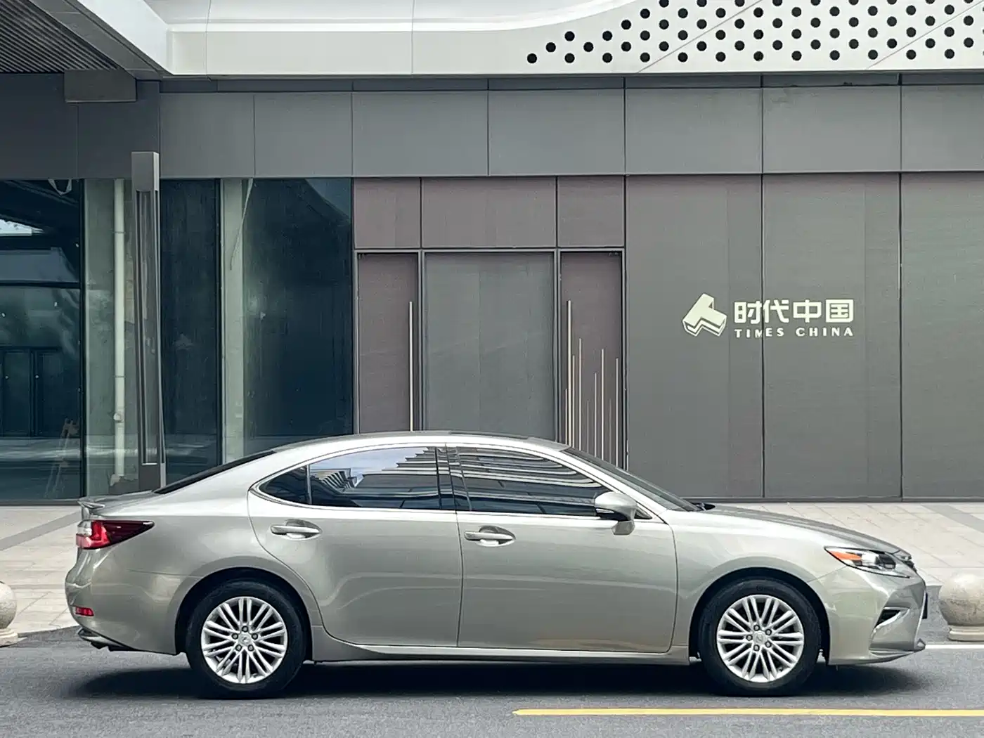 Lexus ES 2015 200 Elite Edition фото 10