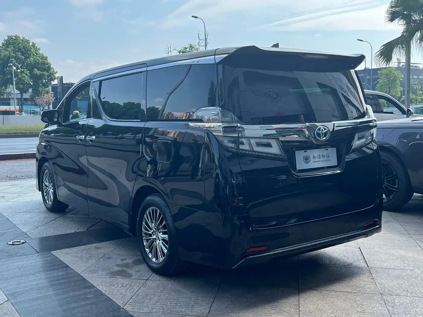 Toyota Vellfire 2020 Twin Engine 2.5L HV Premium Edition фото 12