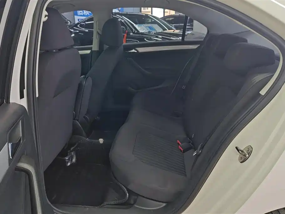 Volkswagen Jetta 2013 1.6L Automatic Comfort фото 11