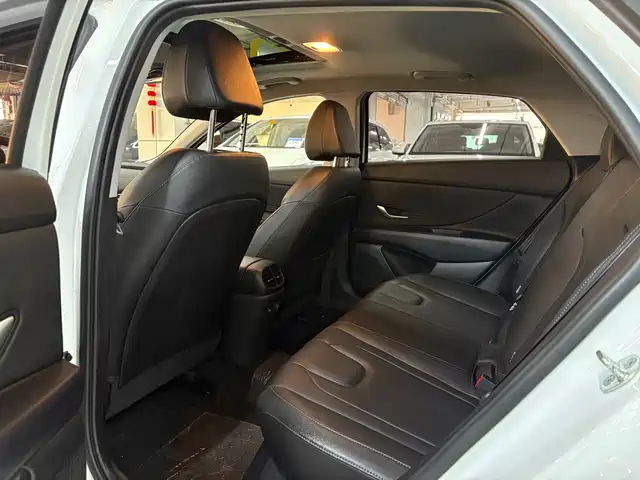 Hyundai Elantra 2022 1.5L CVT LUX Premium Edition — фото 5