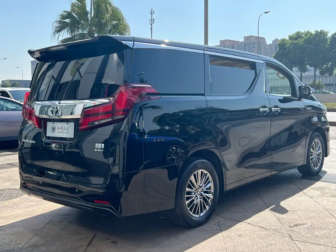 Toyota Alphard 2021 Hybrid 2.5L Luxury фото 15
