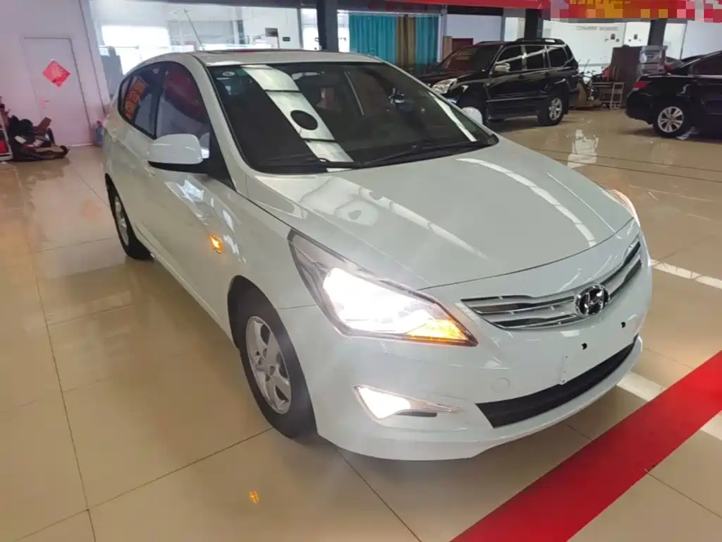 Photo 4 - Hyundai Reina