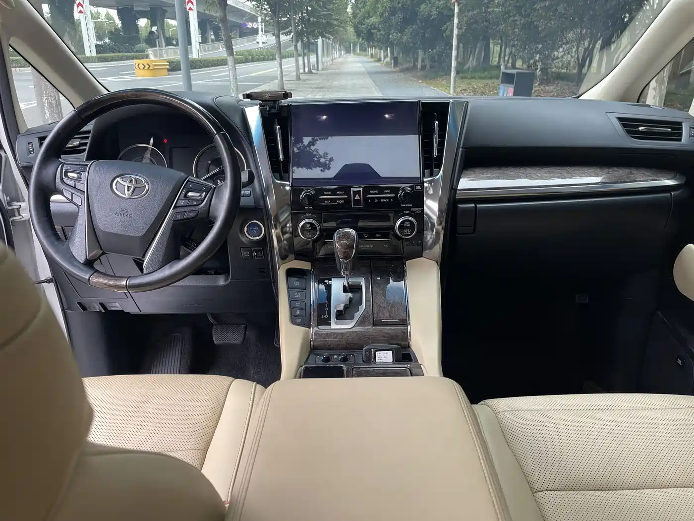 Toyota Vellfire 2021 Crown Hybrid 2.5L HV Premium Edition фото 4